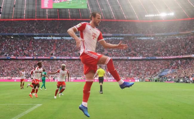 为配合本届“向菲林致敬”的主题，胶片封面以入围最佳男女主角为本届纪念特刊的特点。