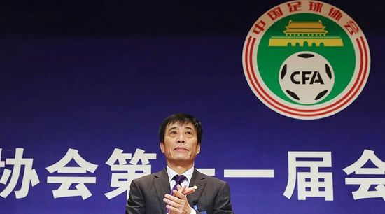 电影讲述了二战时期一个原本幸福的犹太家庭被迫害，父亲用“谎言”编织童话，保护儿子童心的感人故事。