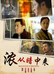 路透画面中，肖战和宋祖儿身穿学士服相视而笑；怀抱着吉他的肖战，身穿白背心校服，与穿着同款校服的宋祖儿在草地上拍摄，洋溢着青春的气息，十分养眼。